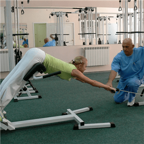 Výkon speciální gymnastiky pro léčbu osteochondrosy